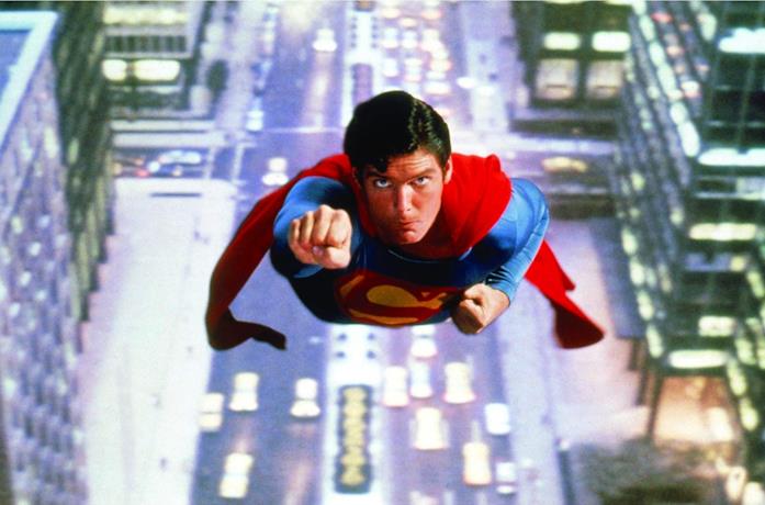 Christopher Reeve in una scena del film Superman
