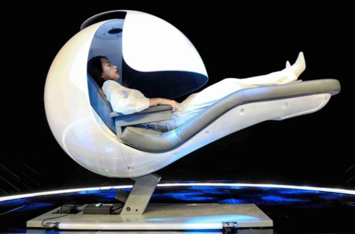 Una protagonista sdraiata su una futuristica poltrona