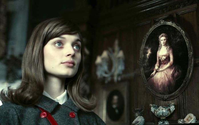 Bella Heathcote nei panni di Victoria Winters in Dark Shadows Bella Heathcote in un'immagine tratta da Dark Shadows