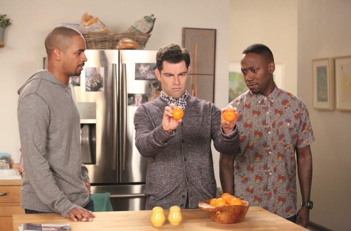 Coach insieme a Winston e Schmidt in New Girl
