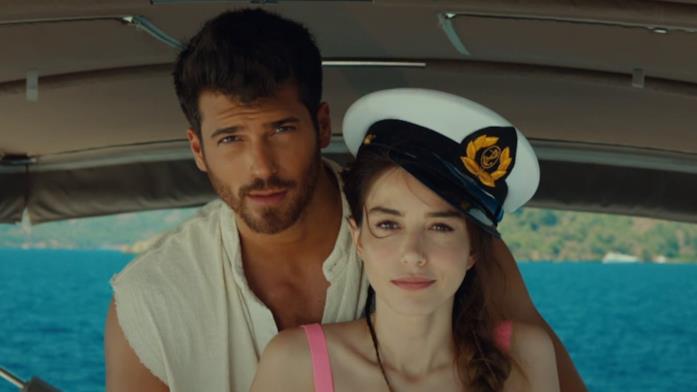 Özge Gürel e Can Yaman in una scena di Mr. Wrong