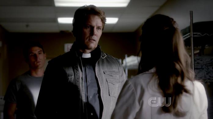 Michael Reilly Burke in una scena tratta da The Vampire Diaries Michael Reilly Burke nel ruolo del pastore Young