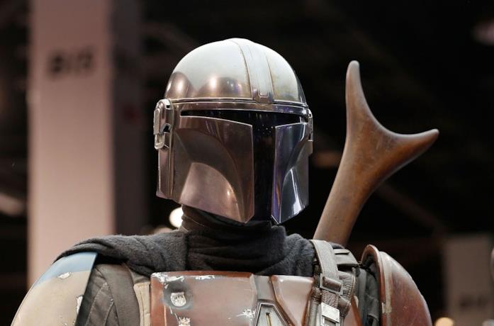 Pedro Pascal in una scena della serie The Mandalorian