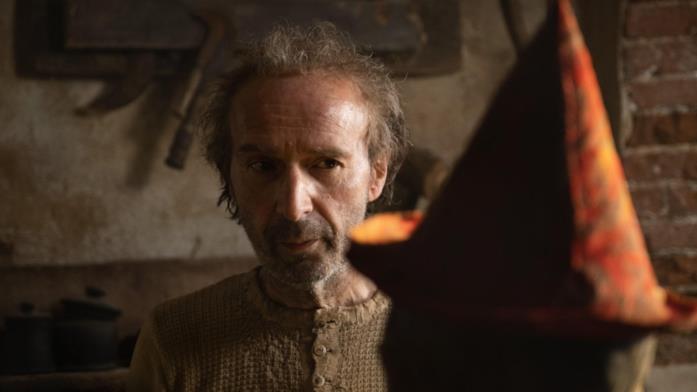 Roberto Benigni è Geppetto in Pinocchio del 2019 di Matteo Garrone Primo piano di Roberto Benigni in Pinocchio del 2019