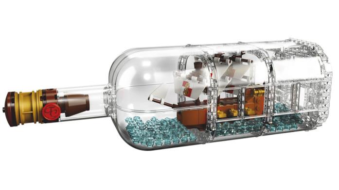 La nave e la bottiglia, due dei tre componenti del set Ship in a bottle 21313 di LEGO Primo piano della nave e la bottiglia, due dei tre componenti del set Ship in a bottle 21313 di LEGO
