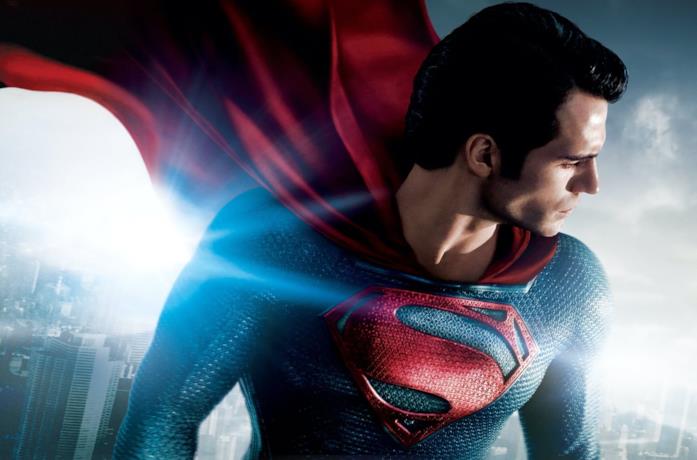 Henry Cavill è Superman in una immagine promozionale di Man of Steel