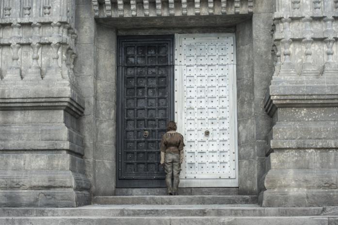 Arya si appresta a entrare nella Casa del Bianco e del Nero Arya diventa un'accolita della Cade del Bianco e del Nero