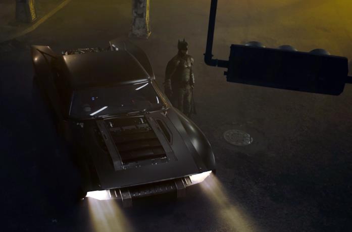 Robert Pattinson è il Cavaliere Oscuro in una foto ufficiale di The Batman
