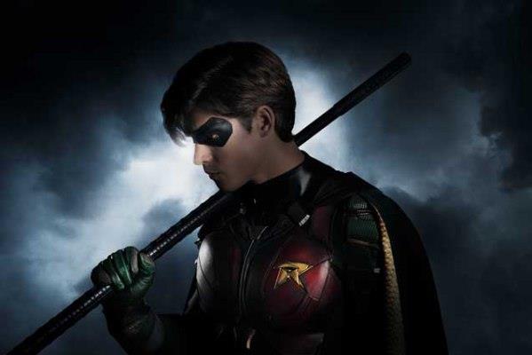 Brenton Thwaites nei panni di Robin in Titans Titans: la prima immagine di Brenton Thwaites nei panni di Robin