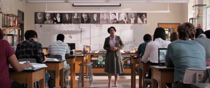 Anche Bruce Banner (Hulk) appare in Spider-Man: Homecoming Una scena di Spider-Man: Homecoming in cui è visibile la foto di Bruce Banner all'interno di un'aula della scuola