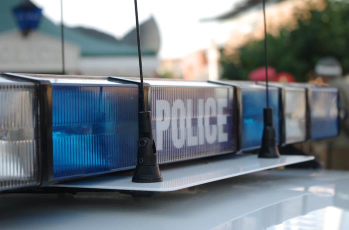 Un'auto della polizia sulla scena del crimine