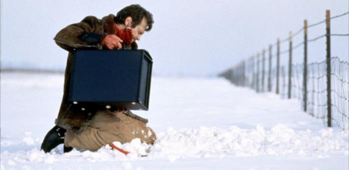 Carl nasconde la valigetta piena di soldi in Fargo Carl nasconde la valigia piena di soldi in una scena di Fargo