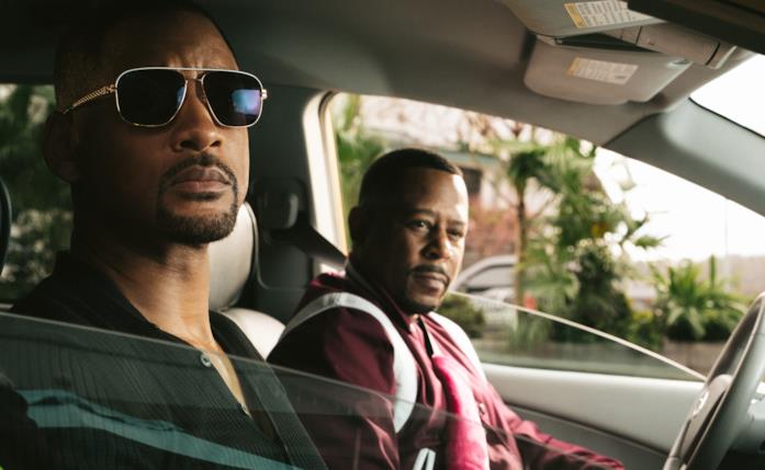 Bad Boys fissano i passanti dalla macchina Marcus (Martin Lawrence) e Mike (Will Smith) in una scena di Bad Boys for Life