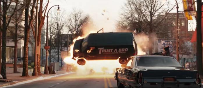 Hawkeye: il trailer e il fumetto della serie TV Un van salta in aria