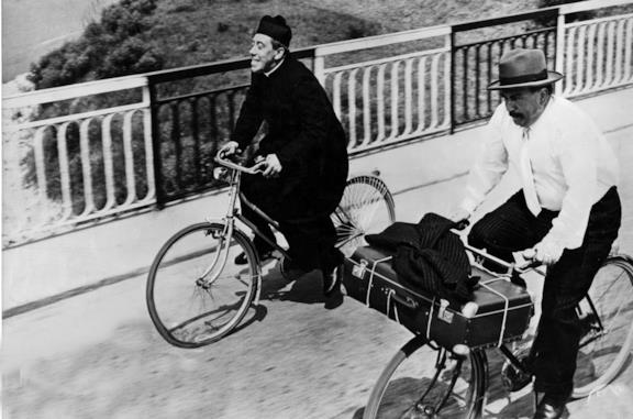 Don Camillo e l'onorevole Peppone: la mitica scena del carro armato, del Piave e il finale
