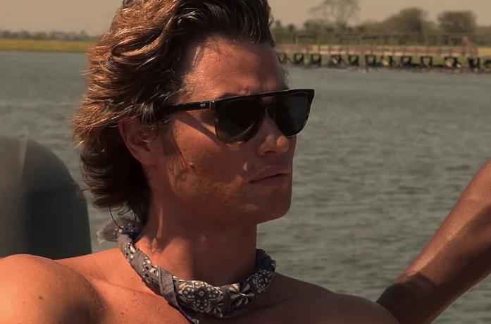 Una scena di Outer Banks con John