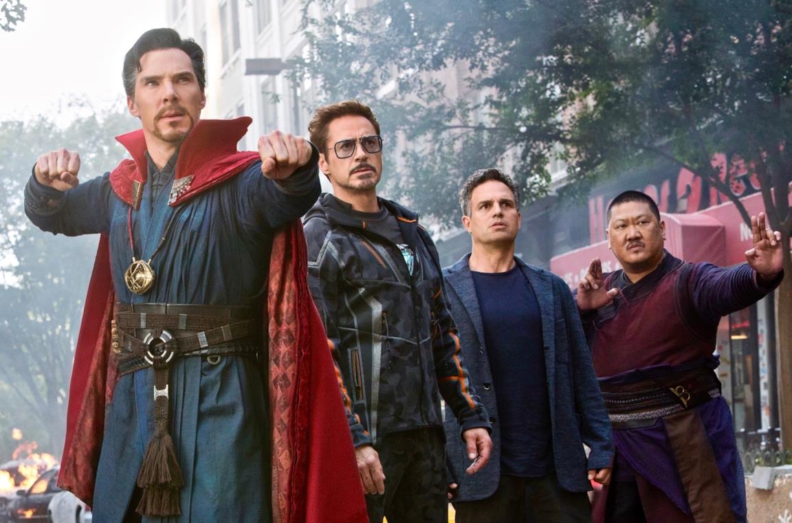 Strange, Wong, Banner e Iron Man in Avengers: Infinity War