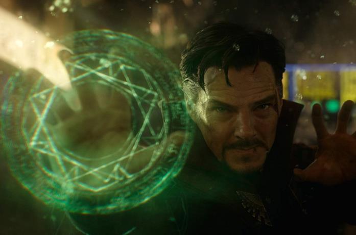 Benedict Cumberbatch in una scena del film Doctor Strange