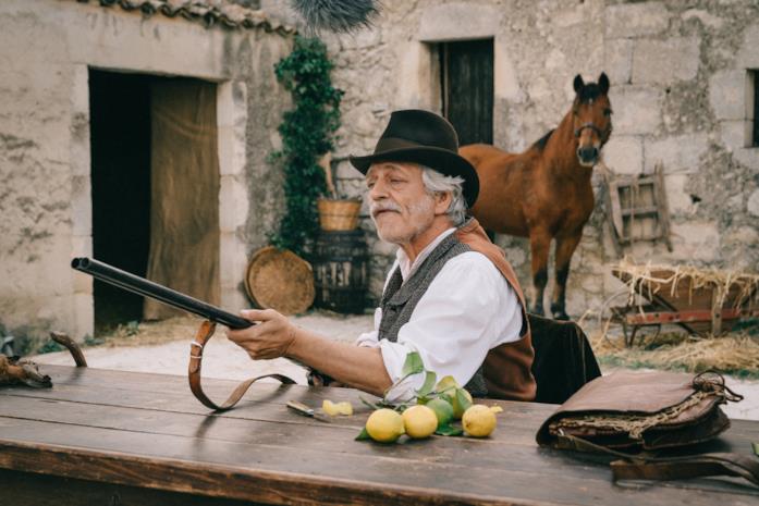 La concessione del telefono, tutto quello che c'è da sapere sul TV movie dal romanzo di Camilleri Fabrizio Bentivoglio in una scena del TV movie La concessione del telefono