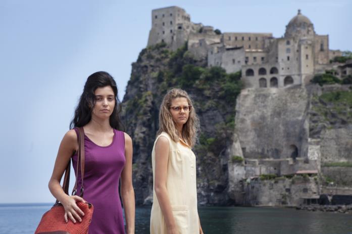 L'amica geniale 2 Lila ed Elena guardano la telecamera, sullo sfondo il Castello Aragonese di Ischia