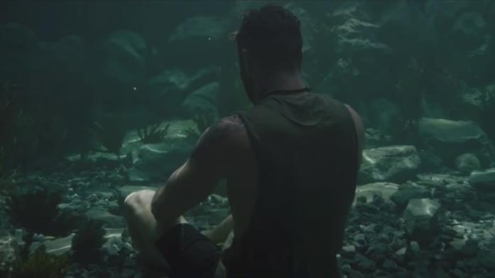 Tyler Rake: Chris Hemsworth eroe (im)pavido Chris Hemsworth in apnea in una scena di Tyler Rake