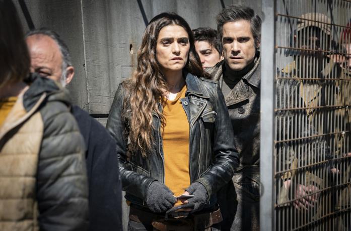 Olivia Molina e Unax Ugalde in una scena della serie La barriera