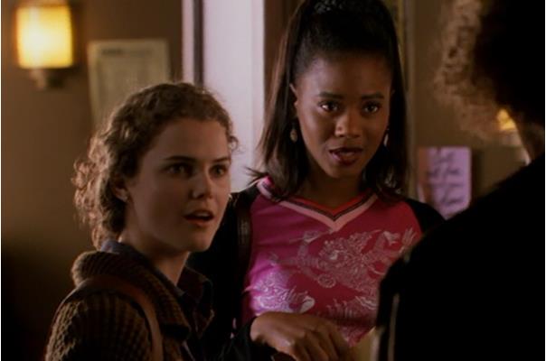 Le amiche Elena e Felciity Tangi Miller, insieme a Keri Russell, in una scena della serie