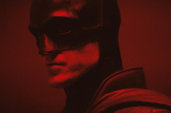 Un primo piano di Robert Pattinson come Batman