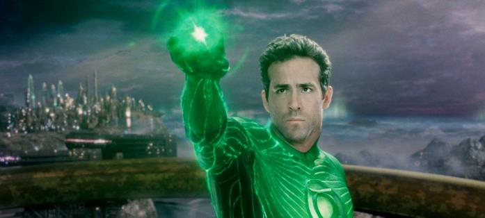 Ryan Reynolds è Hal Jordan, protagonista di Green Lantern Green Lantern sta sferrando un attacco con il proprio anllo