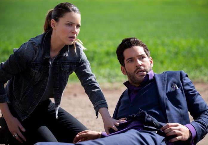 Chloe e Lucifer in una scena della sesta stagione Una scena di Lucifer 6 con Chloe e Lucifer
