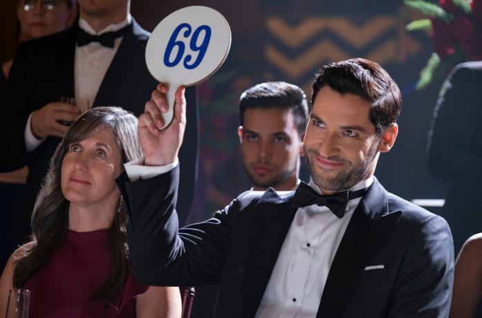 Lucifer Lucifer alzata una paletta con il numero 69