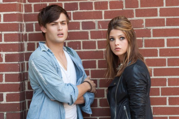 LOL - Pazza del mio migliore amico, 10 curiosità sul film con Miley Cyrus Douglas Booth e Ashley Greene in una scena del film LOL - Pazza del mio migliore amico