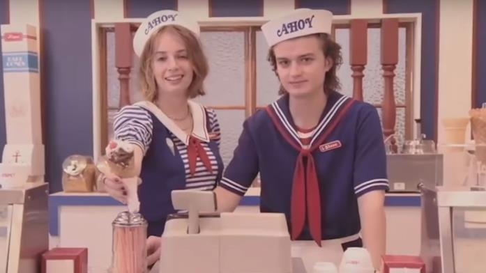 Steve e Robin al bancone della gelateria Scoops Ahoy