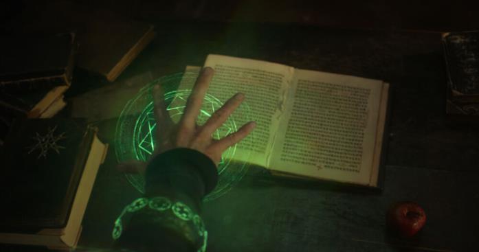 L'incantesimo di Strange per cancellare la memoria in Spider-Man: No Way Home Strange con il libro di Cagliostro