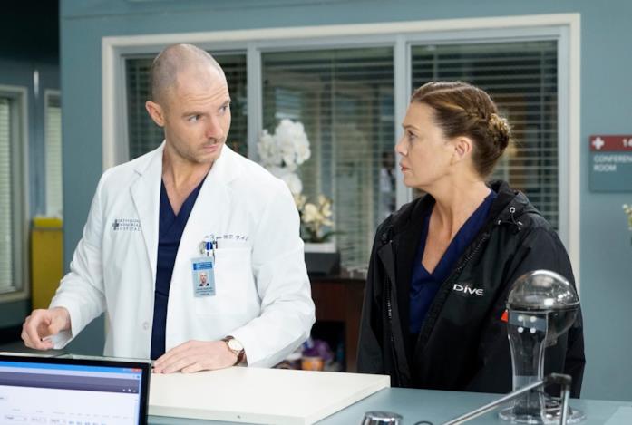 Richard Flood ed Ellen Pompeo in una scena di Grey's Anatomy 16