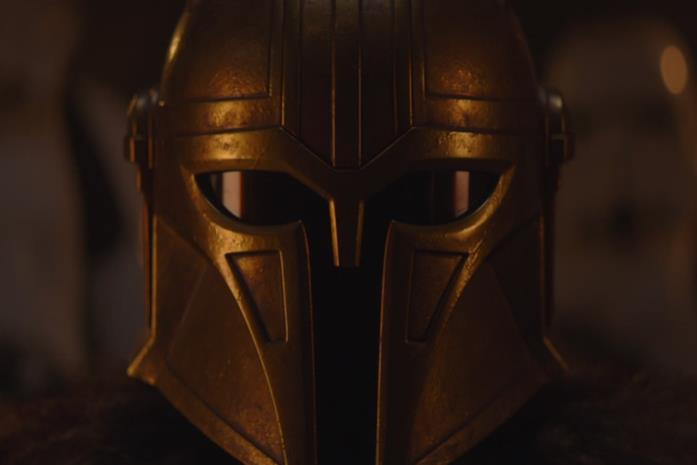 The Mandalorian: perché i Mandaloriani non si tolgono mai l'elmetto? Un primo piano dell'elmo di Emily Swallow nella serie The Mandalorian