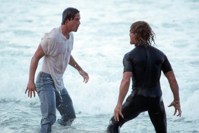 Keanu Reeves, i migliori film dell'attore Keanu Reeves e Patrick Swayze in una scena del film Point Break