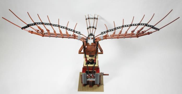 Primo piano dell'ornitottero in LEGO costruito da un fan