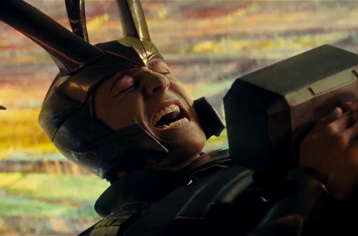 Tom Hiddleston è Loki, schiacciato dal peso del martello di Thor