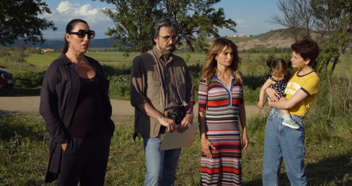 Madres Paralelas Il cast nella scena finale di Madres Paralelas