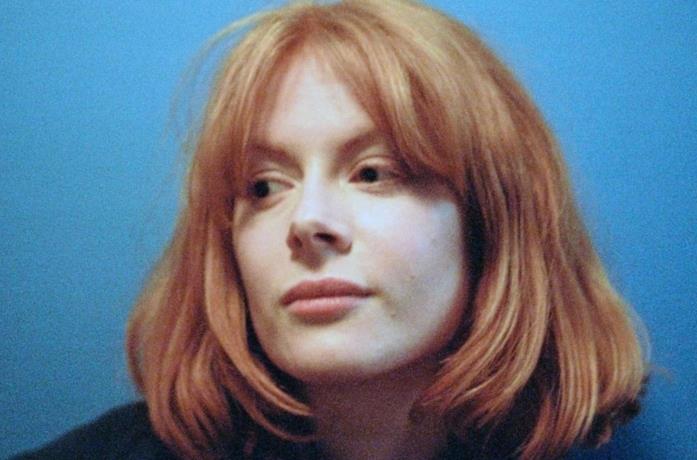 Emily Beecham in primo piano in Daphne