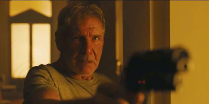Harrison Ford in Blade Runner 2049 Harrison Ford-Rick Deckard impugna la pistola in Blade Runner 2049