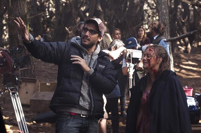 Fede Alvarez sul set del film La casa