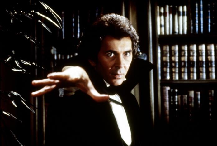 Frank Langella interpreta Dracula Il Conte Dracula è interpretato da Frank Langella