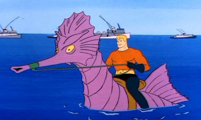 Aquaman è una macchietta che si ritrova in situazioni surreali Aquaman in groppa a un ippocampo gigante viola, con navi sullo sfondo