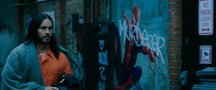 Spider-Man 'appare' nel primo trailer di Morbius Michael Morbius in primo piano; alle sua spalle un murales dedicato a Spider-Man