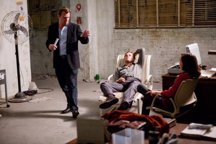 Inception Nolan spiega la scena agli attori seduti sulle sedie