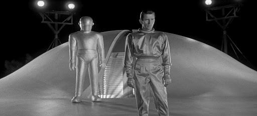 Michael Rennie interpreta l'alieno Klaatu L'alieno Klaatu e il robot Gort di Ultimatum alla Terra
