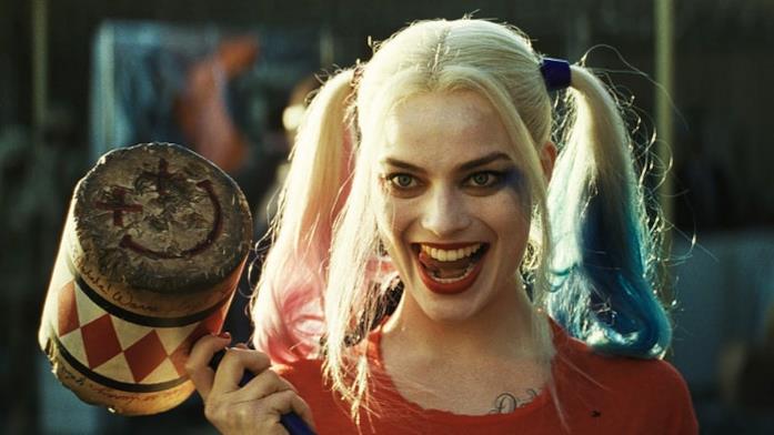 Margot Robbie nei panni di Harley Quinn, con il suo martello in mano