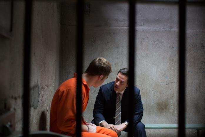 Keanu Reeves è un avvocato che non riesce a convincere il cliente a raccontargli la sua storia in Una Doppia Verità Keanu Reeves discorre con Gabriel Basso nella sua cella in Una Doppia Verità